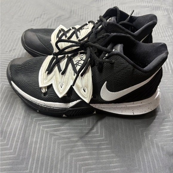 Nike Men’s Kyrie 5 Black Magic Size US7.5 - Picture 1 of 9